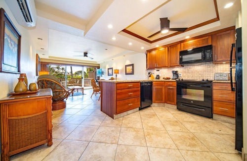 Kahana Condo | Tropical Oceanfront Retreat - 2 Bedrooms & A/C
