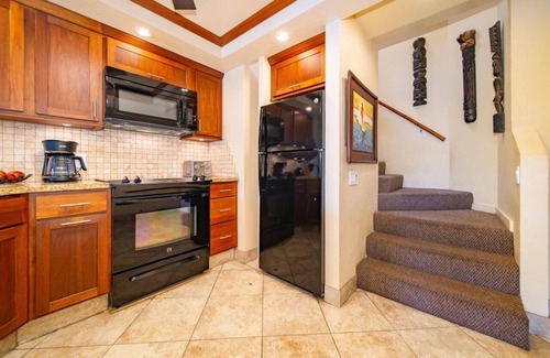 Kahana Condo | Tropical Oceanfront Retreat - 2 Bedrooms & A/C