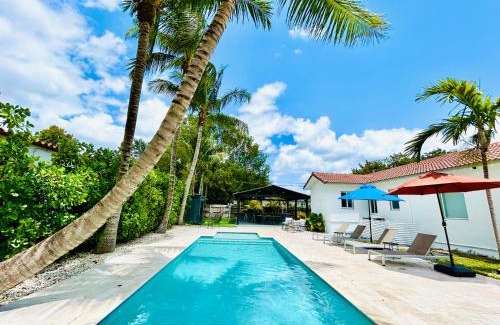 Liberty City House | Tropical Paradise 3BR Oasis with Heated Pool and Summer Kitchen
