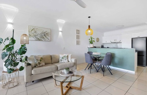 Bungalow Apartment | Tropical Paradise Cairns - 9 Pools,Gym, & BBQ