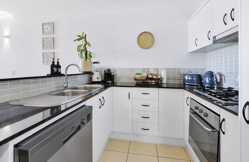 Bungalow Apartment | Tropical Paradise Cairns - 9 Pools,Gym, & BBQ