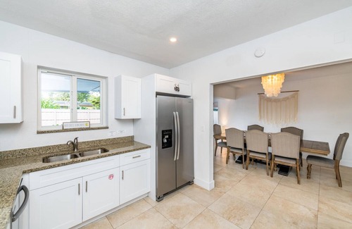 Park East House | Tropical Paradise: Stylish 4 Bedroom Pool House Near Pristine Hollywood Beach