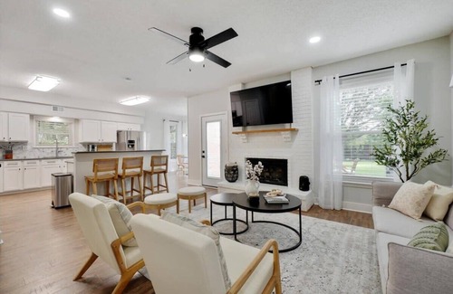 Flower Mound House | Tropical Pool Oasis - 5 BR, Foosbal, Cinema