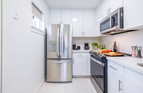 West Little Havana Apartment | Tropical Property- 8 People 2 Bedrooms- Top Location - Parking - Laundry