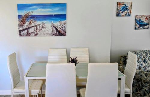 Indian Rocks Beach Apartment | Tropical Retreat B