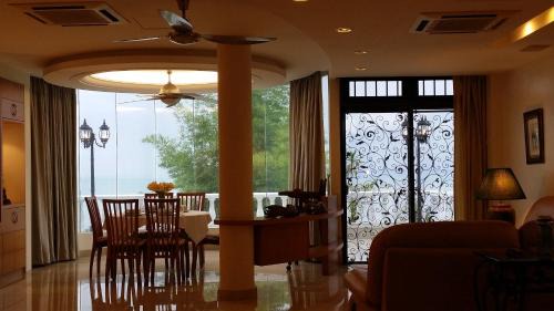 Tanjung Bungah House | Tropical Sea View & Sunshine