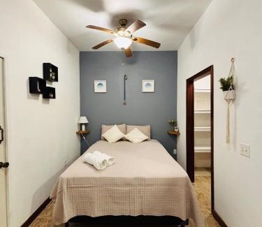 West End Apartment | Tropical Studio in Sunset Villas, West end