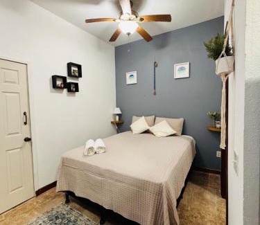 West End Apartment | Tropical Studio in Sunset Villas, West end
