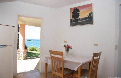 Robins Bay Cottage | Tropical Tranquility and "Secluded Bliss: Dream Maker Hideaway"nnnnnn