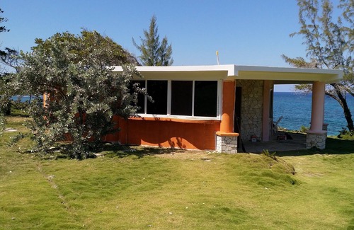 Robins Bay Cottage | Tropical Tranquility and "Secluded Bliss: Dream Maker Hideaway"nnnnnn