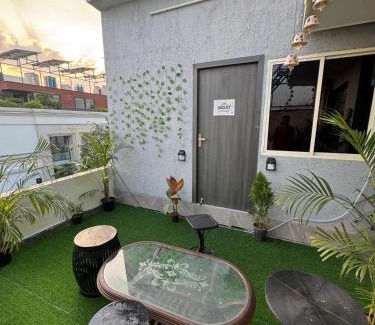 Sushant Lok Apartment | Tropical vibes Private, Terrace, Cozy space- Gurgaon and NCR