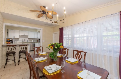 Greenacres House | Tropical Vibes! Spacious 3BD/2BA, BBQ, Parking & more -10 min to Best Locations