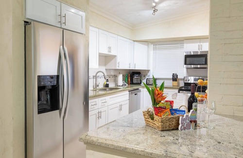 Greenacres House | Tropical Vibes! Spacious 3BD/2BA, BBQ, Parking & more -10 min to Best Locations