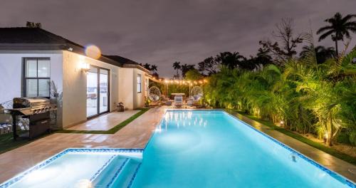 Golden Glades Villa | Tropical Villa wJacuzzi Big Terrace & Billiards