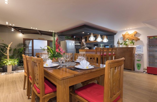 Jimbaran Villa | Tropically, 4-Bedroom Villa in Balangan