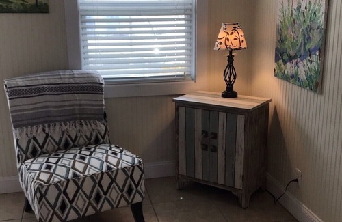 East End Cottage | **TROUT ** Close beach access. lovely two bedroom w/ screened porch and pool