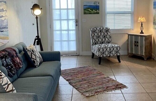 East End Cottage | **TROUT ** Close beach access. lovely two bedroom w/ screened porch and pool