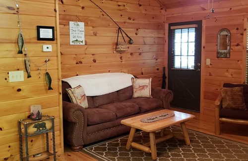 Helen Cabin | Trout Fish-Inn Cozy Cabin w/Hot Tub, Fire Pit & Steps from Downtown Helen!