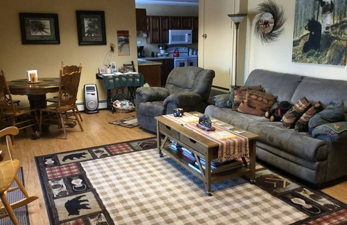 Gateway Ski Chalet | Trout Fishing Lake Front- Mt. Views- Fish, Boat, Hike, Play, Swim, sleeps 8