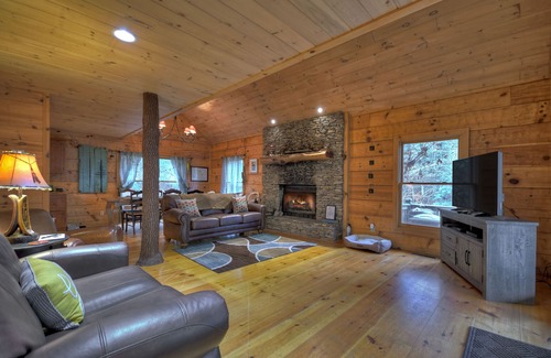 Epworth Cabin | Trout Stream Bliss: Cabin with Hot Tub Beckons