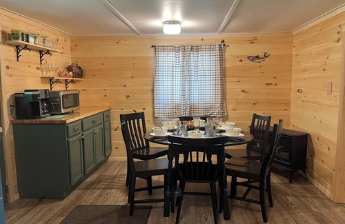 East Hickory House | Trout View Cottage-Creekside fire pit, 2 bedrooms Sleeps 6 near ANF fun!
