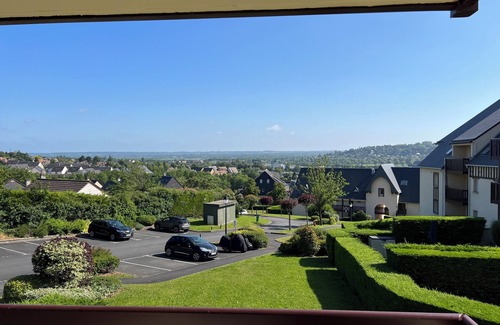 Touques Apartment | Trouville boundary: Beautiful 3-room apartment with parking and two sea-view balconies