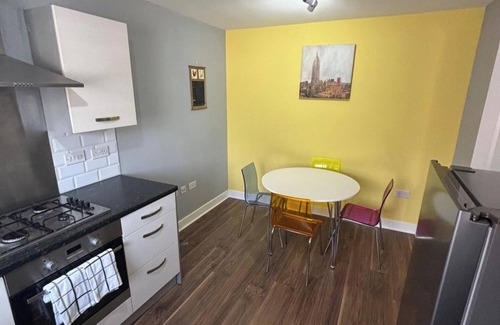 Swindon House | Trowbridge Close Long stay-parking-WiFi-Sleeps7