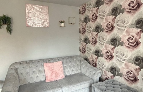 Swindon House | Trowbridge Close Long stay-parking-WiFi-Sleeps7