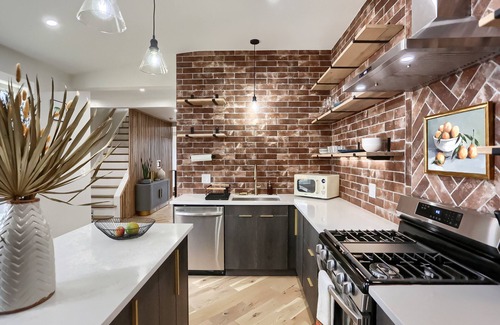 Pittsburgh House | Troy Hill Stunner W/Skyline Views 2 Decks Hot Tub Nights Firepit Vibes!