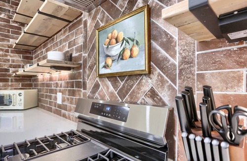 Pittsburgh House | Troy Hill Stunner W/Skyline Views 2 Decks Hot Tub Nights Firepit Vibes!