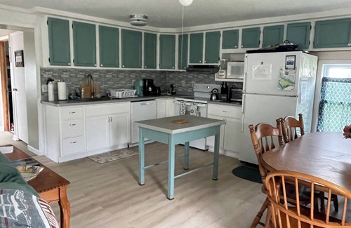 Seneca Falls Cottage | True lakefront! Booking Fall and 2026… C/Air, kayaks, fishing. Pontoon optional.