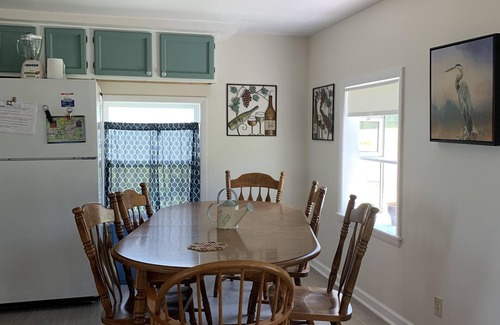 Seneca Falls Cottage | True lakefront! Booking Fall and 2026… C/Air, kayaks, fishing. Pontoon optional.