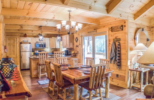 Deep Gap Cabin | True Log Cabin 3/2 Fiber OPTICS, Trout-Stocked Creek, Hot Tub !
