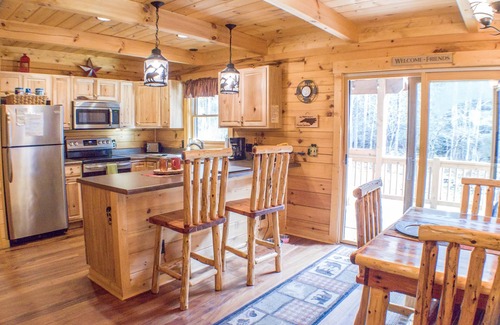 Deep Gap Cabin | True Log Cabin 3/2 Fiber OPTICS, Trout-Stocked Creek, Hot Tub !