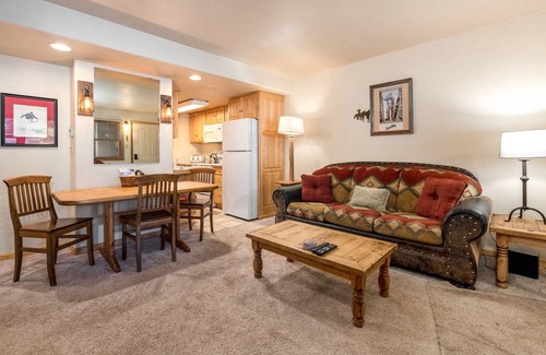 Steamboat Springs Condo | True Ski In/Out + Steps 2 HotTub/Grills - EZ Walk 2 Eat-Drink-Free Town Bus - Fireplace - Uber Clean