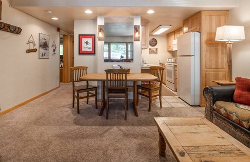 Steamboat Springs Condo | True Ski In/Out + Steps 2 HotTub/Grills - EZ Walk 2 Eat-Drink-Free Town Bus - Fireplace - Uber Clean