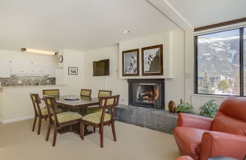 Copper Mountain Village Condo | True Ski-in/Out, Free WiFi & pkg, Sunroom, W/D, Steps to American Eagle lift