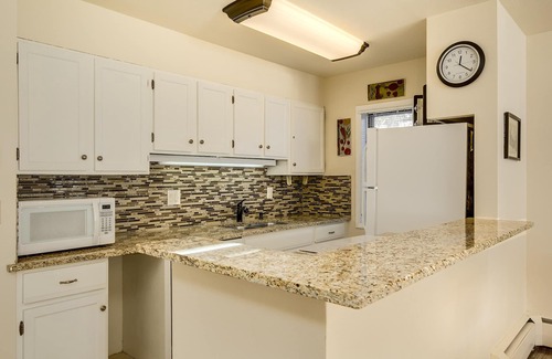 Copper Mountain Village Condo | True Ski-in/Out, Free WiFi & pkg, Sunroom, W/D, Steps to American Eagle lift