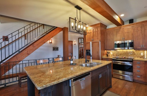 Big White Ski Resort Ski Chalet | True Ski In/Ski Out at Luxury Chalet-Walk to Village! Ski to and from the door!