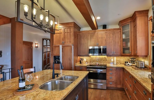 Big White Ski Resort Ski Chalet | True Ski In/Ski Out at Luxury Chalet-Walk to Village! Ski to and from the door!