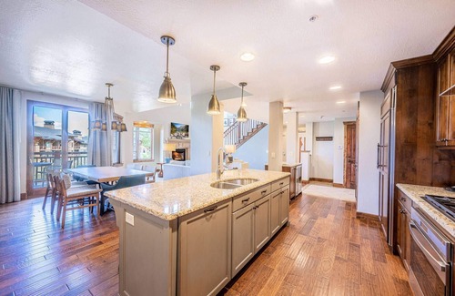 Park City Condo | True Ski-In/Ski-Out Luxury Resort | Walk to Sunrise Lift | Freshly Updated Penthouse | Hot Tub
