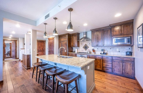 Park City Condo | True Ski-In/Ski-Out Luxury Resort | Walk to Sunrise Lift | Freshly Updated Penthouse | Hot Tub