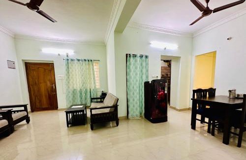 Tirupati Apartment | TrueLife Comfort Inn - PS4 veg restaurant, on way to Balaji Temple - 2BHK AC apartments - Coffee Tea Milk - Super Fast WiFi, Kitchen, Smart TV, Parking - Easy access to Airport, Railway Station and to all Temples - Top service with lots of Love