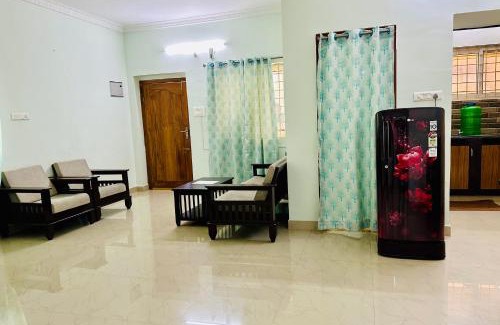 Tirupati Apartment | TrueLife Comfort Inn - PS4 veg restaurant, on way to Balaji Temple - 2BHK AC apartments - Coffee Tea Milk - Super Fast WiFi, Kitchen, Smart TV, Parking - Easy access to Airport, Railway Station and to all Temples - Top service with lots of Love