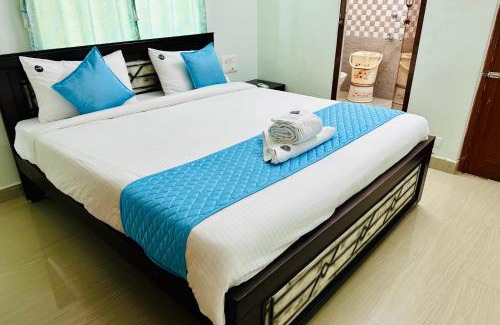 Tirupati Apartment | TrueLife Comfort Inn - PS4 veg restaurant, on way to Balaji Temple - 2BHK AC apartments - Coffee Tea Milk - Super Fast WiFi, Kitchen, Smart TV, Parking - Easy access to Airport, Railway Station and to all Temples - Top service with lots of Love