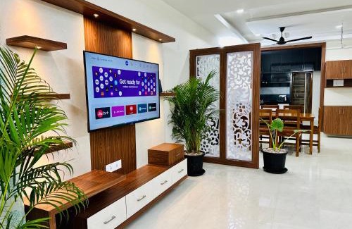 Tirupati Apartment | TrueLife Majestic Suites - 3BHK Large Signature Apartments - PS4 Veg Restaurant - On the way to Balaji Temple - Modular Kitchen - Large Hall, Super fast WiFi, Smart TV, 250 Jio Channel - Easy access to all Temples - Parking - Top service with lots of Love