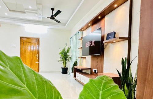 Tirupati Apartment | TrueLife Majestic Suites - 3BHK Large Signature Apartments - PS4 Veg Restaurant - On the way to Balaji Temple - Modular Kitchen - Large Hall, Super fast WiFi, Smart TV, 250 Jio Channel - Easy access to all Temples - Parking - Top service with lots of Love