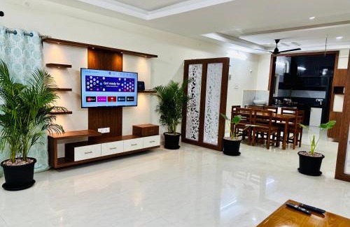 Tirupati Apartment | TrueLife Majestic Suites - 3BHK Large Signature Apartments - PS4 Veg Restaurant - On the way to Balaji Temple - Modular Kitchen - Large Hall, Super fast WiFi, Smart TV, 250 Jio Channel - Easy access to all Temples - Parking - Top service with lots of Love