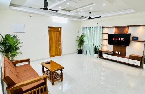 Tirupati Apartment | TrueLife Majestic Suites - 3BHK Large Signature Apartments - PS4 Veg Restaurant - On the way to Balaji Temple - Modular Kitchen - Large Hall, Super fast WiFi, Smart TV, 250 Jio Channel - Easy access to all Temples - Parking - Top service with lots of Love