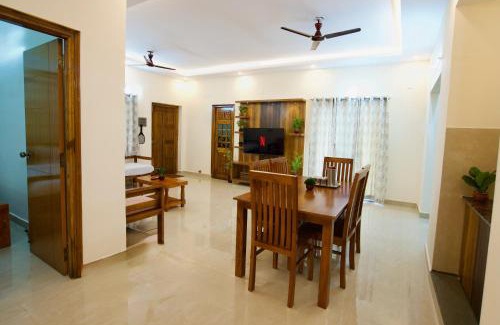 Tirupati Apartment | TrueLife Presidential Suites - 3BHK Luxurious AC Apartments - Breakfast Included - Best Location - Modular Kitchen - Super fast WiFi, 55 Smart TV, 250 Jio Channels - RO water system -3 bathrooms - Easy access to all Temples - Top service with lots of love